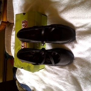 Skechers shoes with criss cross straps and Velcro closures. Black size 10.